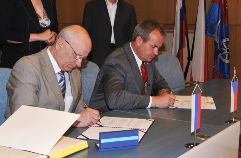 hejtman a gubernátor podepisují Memorandum o spolupráci